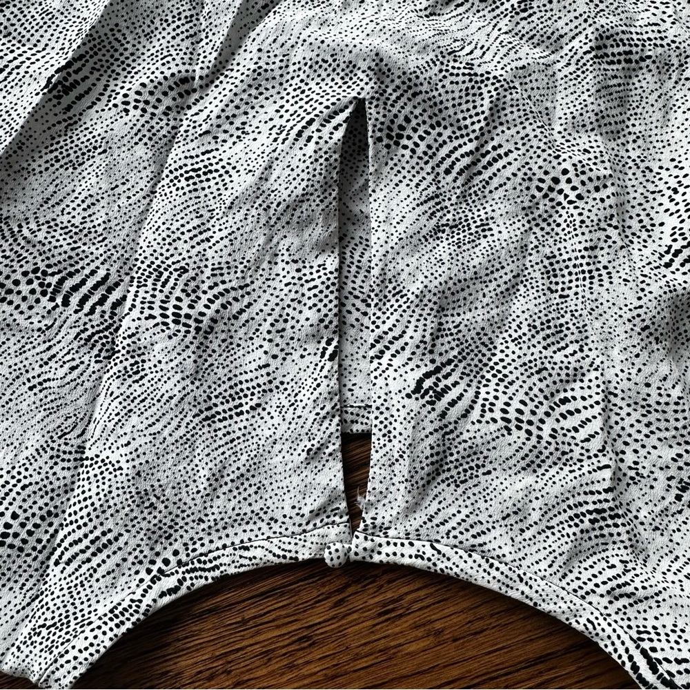 Joie Silk Animal Print Blouse Short Sleeve Black White Size xS - Picture 11 of 11